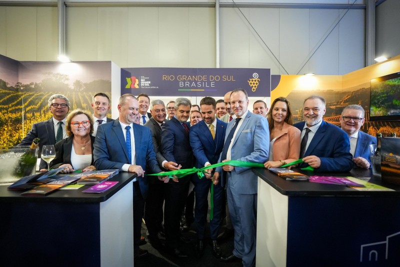 Governo inicia missão oficial na Europa com inauguração do estande do RS na Vinitaly 2 Comitiva inaugurou estande do Rio Grande do Sul na Vinitaly.