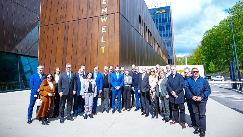 Foto posada na frente do prédio da sede da empresa. Leite, integrantes da comitiva e da empresa estão em pé e reunidos para a foto. Ao todo mais de 20 pessoas, incluindo o governador, posam para a foto.