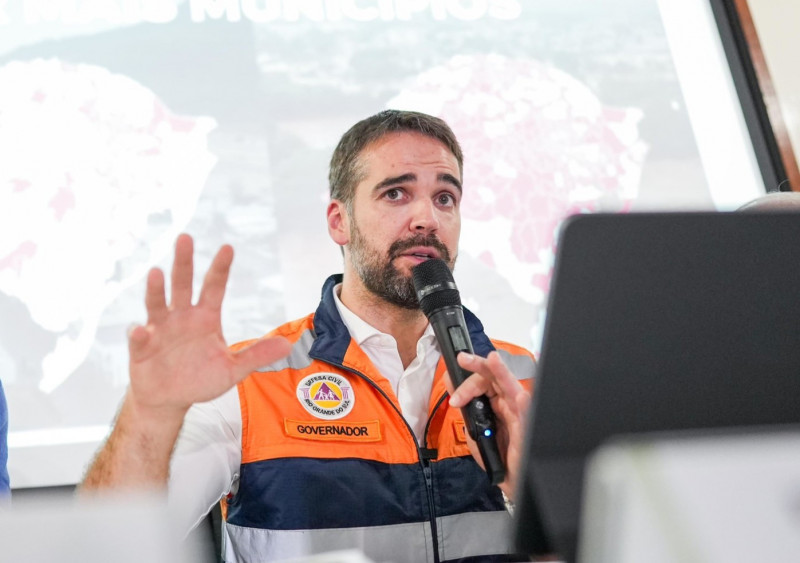 Foto em primeiro plano de Leite falando ao microfone e gesticulando com a mão.