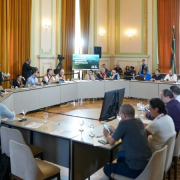 Foto geral da reunião num salão do Palácio. Mais de 20 pessoas estão sentadas junto a uma mesa montada em formato circular.