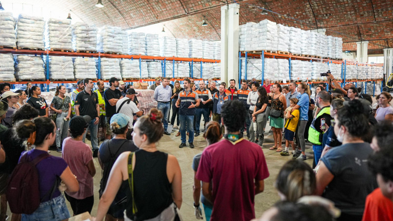 Leite visita centro de doações da Defesa Civil e conversa com voluntários