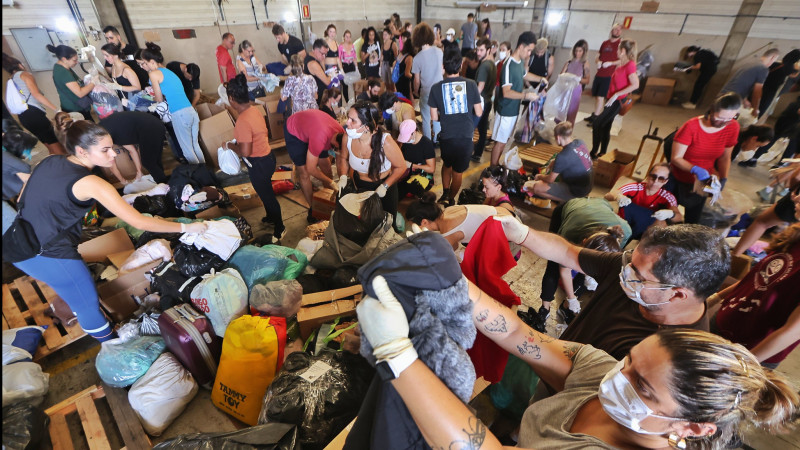 Voluntários no Centro de Logística da Defesa Civil