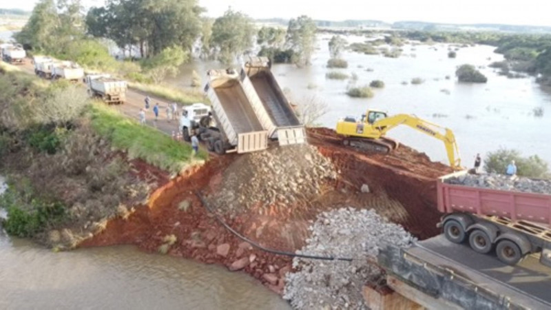 A foto mostra a ponte do Rio Ibicuí em obras 