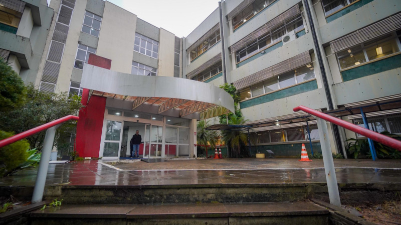 Fachada do Centro Administrativo de Contingência. localizado no antigo prédio da CEEE, no Jardim Carvalho, em Porto Alegre.