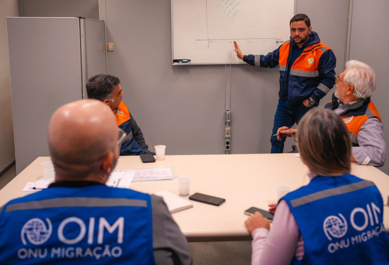 Gabriel em reunião com integrantes da OIM.