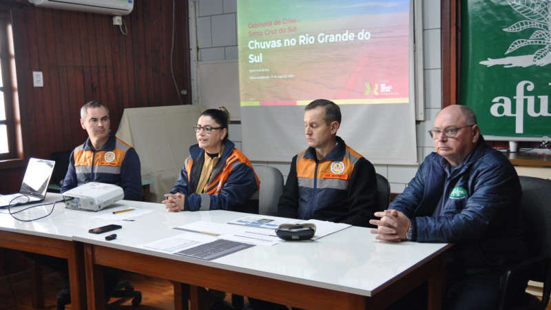 A foto mostra a equipe do Gabinete de Crise de Santa Cruz do Sul apresentando os resultados do balanço