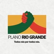 Logo retangular de cor amarela, com o desenho de um braço verde dando a mão a um de cor vermelha. Abaixo, está escrito: Plano Rio Grande. Logo abaixo, Todos nós por todos nós. Esse conjunto está inserido num card maior, de fundo claro. Nesse card, a logo do Estado aparece no canto direito.