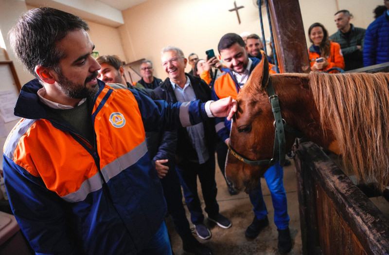 Leite acariciando a fronte do cavalo Caramelo.