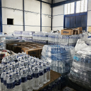 Doaçãoes de autoridades portuária chegam a Rio Grande 2024. Galpão cheio de produtos, principalmente água.
