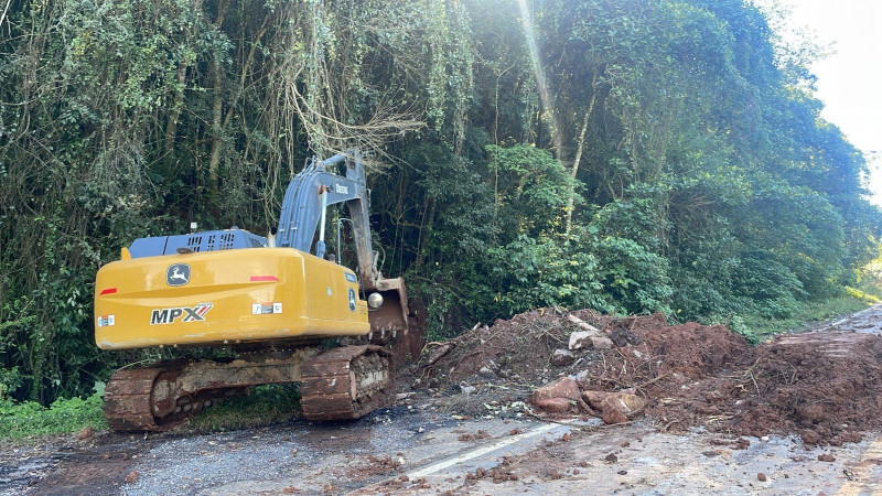 A foto mostra máquinas trabalhando na estrada