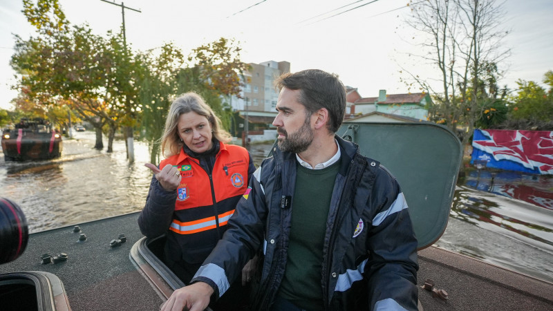Leite e Paula utilizaram um veículo anfíbio do Exército