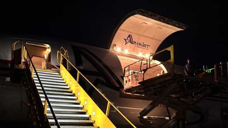 Doações da Itália chegam ao RS. Imagem de um avião com cargueiro sendo descarregado.