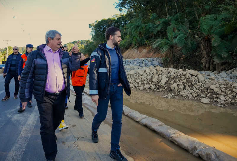 Leite visita Gramado e caminha pela cidade para ver os estragos da chuva.