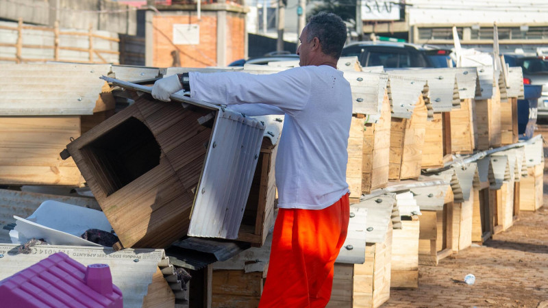 Pessoas privadas de liberdade e servidores da Polícia Penal auxiliam na limpeza e organização de abrigo de cães em Canoas (1)