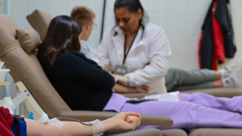 A foto mostra a coleta de sangue no Hemocentro