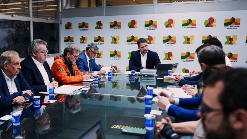 Reunião com entidades econômicas do RS. Leite e diversas pessoas sentadas a mesa para a a reunião.