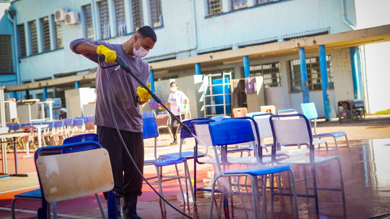 Limpeza de escolas ganha agilidade com contratações simplificadas e auxílio de diferentes órgãos capa