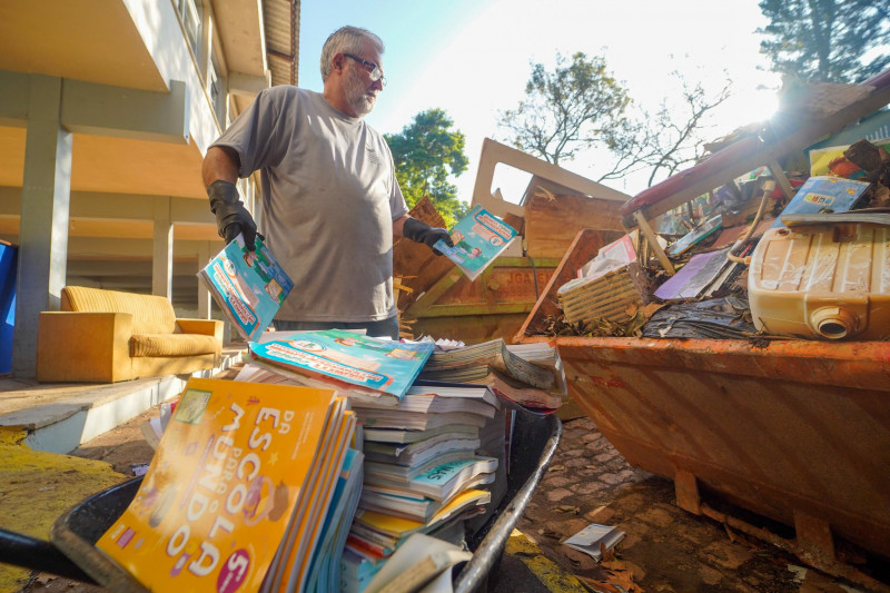 materiais didáticos Limpeza da Escola Estadual Professora Leopolda Barnewitz jun24