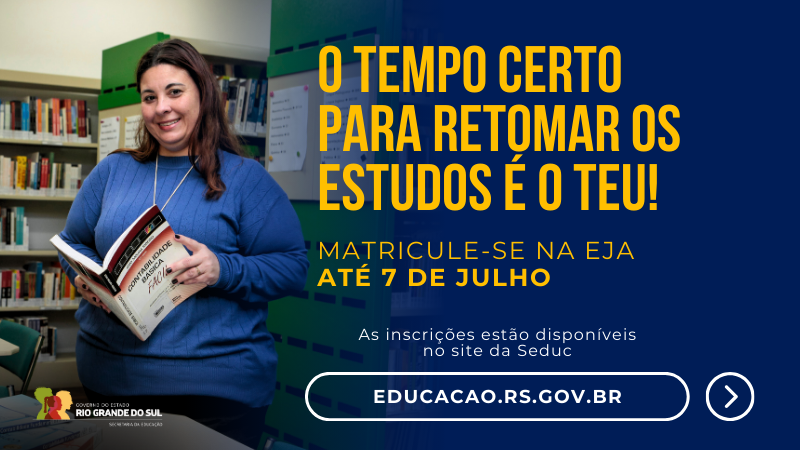 Card indicativo do período de matrículas para a Educação de Jovens e Adultos. Nele há uma mulher adulta segurando um livro e está escrito: O tempo certo para retomar os estudos é o teu!