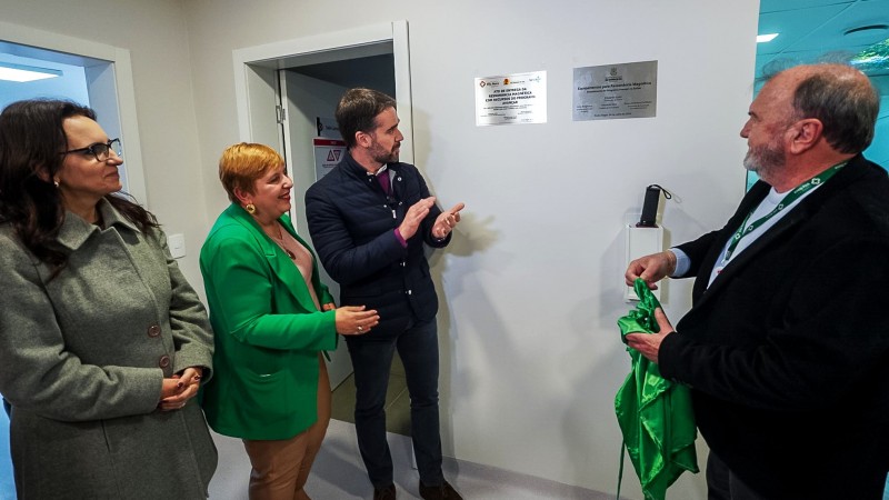 Leite e Ana Costa aplaudindo o descerramento da placa do novo aparelho de ressonância magnética.