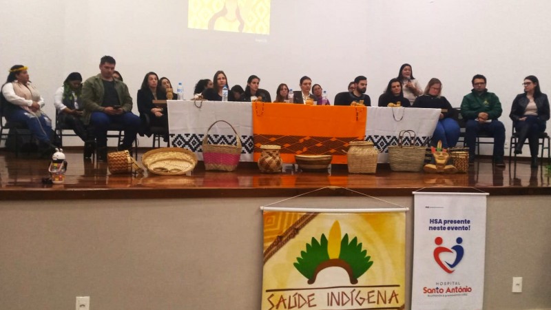 Várias pessoas compondo uma mesa de debates em cima de um palco na Terceira Mobilização de Mulheres Indígenas Kaingang GT Guarita Pela Vida.
