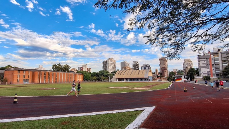 Imagem geral da pista de corrida com algumas pessoas correndo na retomada do Cete após enchentes em 2024.
