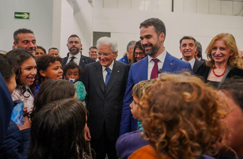 Leite e Mattarrella conversando com várias crianças que estão acolhidas no Centro Recomeço.