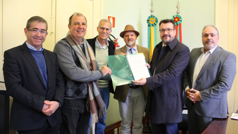 Viamão entrega projeto de engenharia da Estrada Caminho do Meio, que passará por análise do Estado (1)