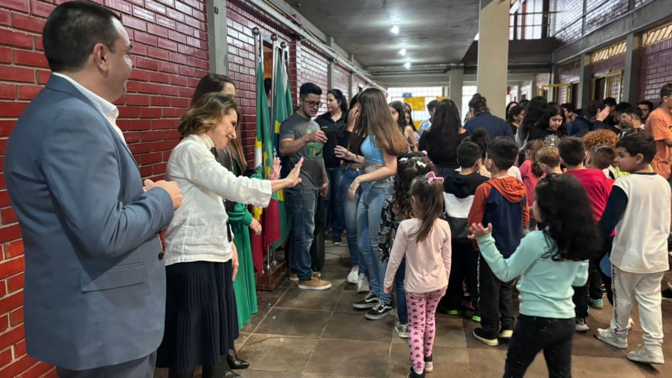 Raquel Teixeira no retorno da Escola de Ensino Fundamental Álvaro Moreyra   ago24