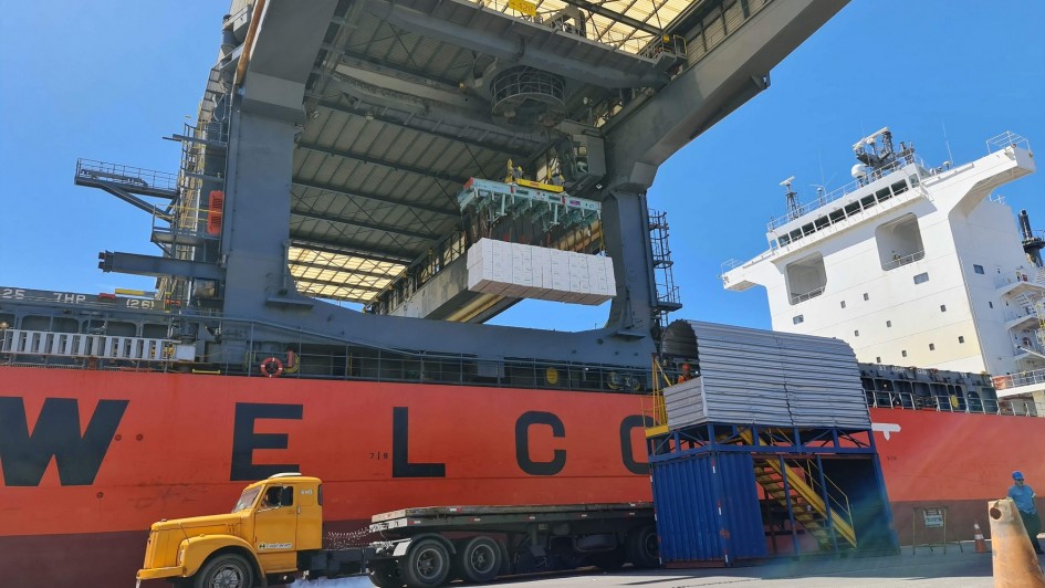 Imagem do carregamento de celulose em um navio no Porto do Rio Grande.