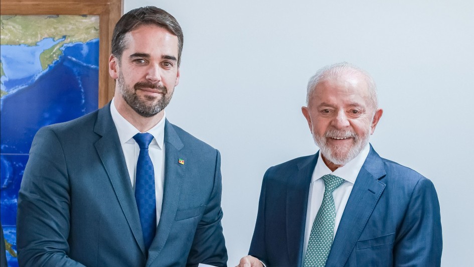 Leite com Lula em Brasília. Os dois seguram o documento levado por Leite para o presidente com as demandas do RS.