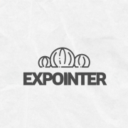 A imagem é um card da Expointer, um evento agropecuário realizado no estado do Rio Grande do Sul, Brasil. O fundo é claro e texturizado, com o logotipo do evento centralizado na parte superior. O logotipo apresenta uma ilustração minimalista de silos, estilizados com linhas simples, acima da palavra "EXPOINTER" em letras maiúsculas e negritadas. No canto inferior direito, há o logotipo do Governo do Estado do Rio Grande do Sul, com o contorno de três perfis humanos coloridos em verde, vermelho e amarelo, acompanhados do texto "Governo do Estado Rio Grande do Sul."