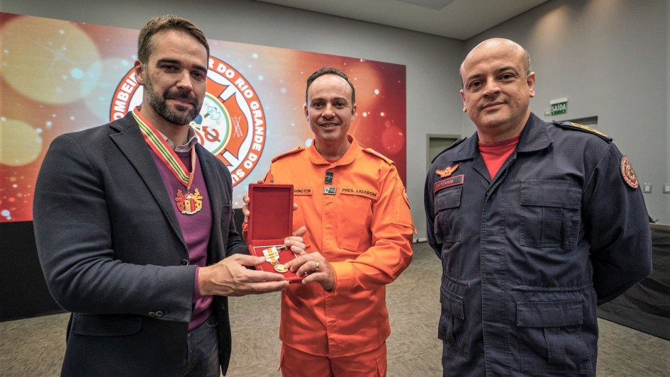 Leite recebendo a medalha de mérito na reunião da LIgabom.