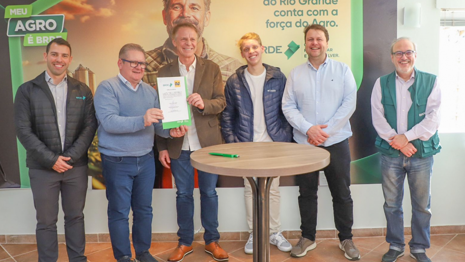 A foto mostra a assinatura do financiamento anunciado para a Naturovos