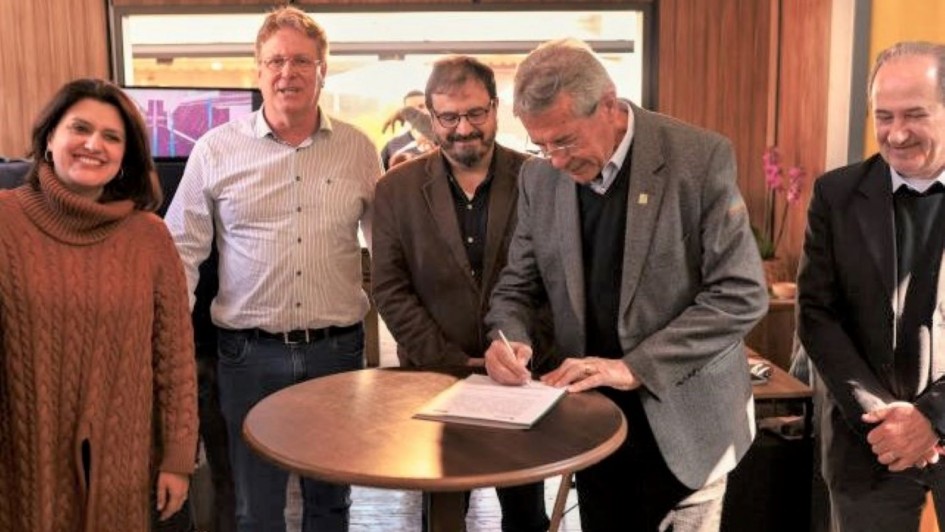 A foto mostra assinatura do protocolo