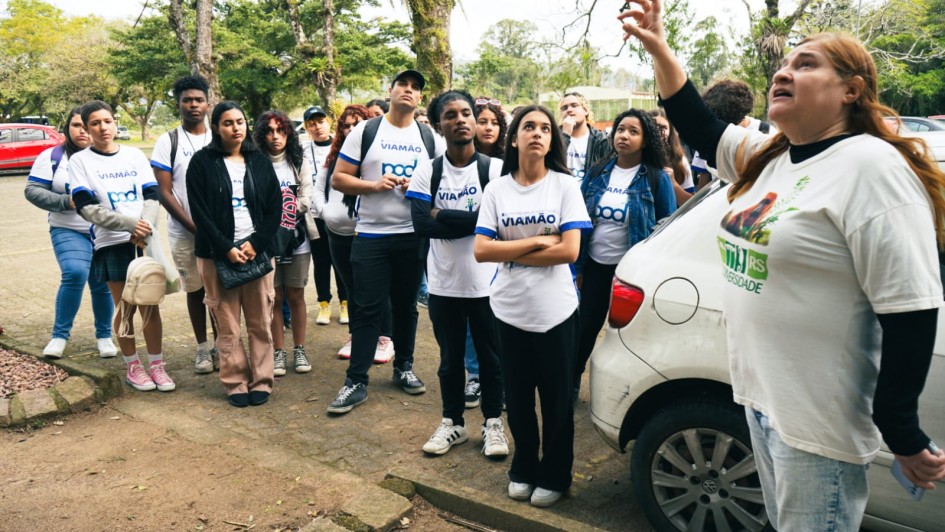 A foto mostra os jovens visitando o Jardim Botanico