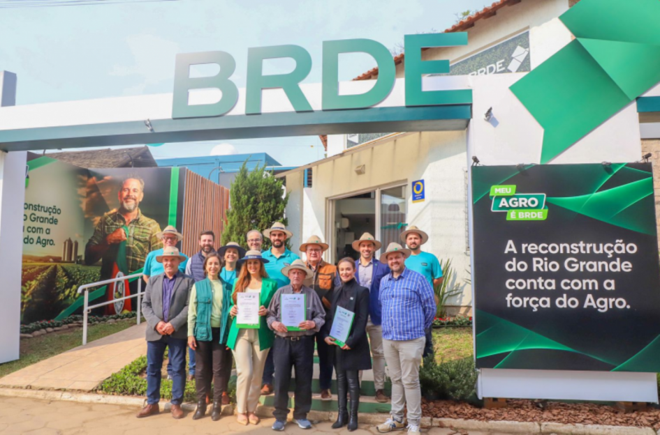A foto mostra o estande do BRDE com um grupo de pessoas na Expointer