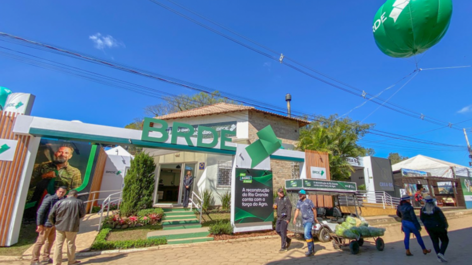 A foto mostra a fachada do estande do BRDE na Expointer