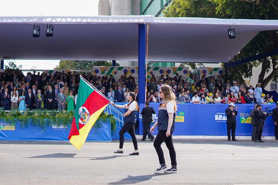 Defesa Civil gaúcha carregando a bandeira do Estado