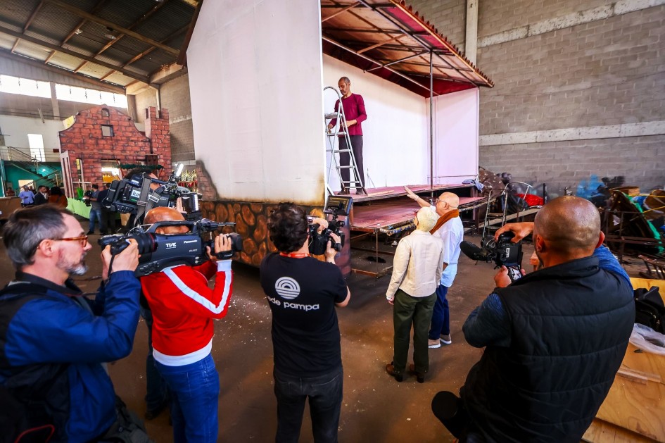 Imprensa visita preparativos para Desfile Farroupilha 2024 ë acompanhe ajustes em um dos carros alegóricos.