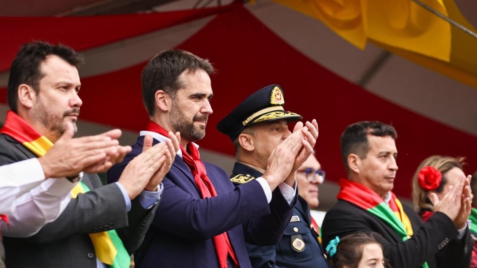 Governador, secretários e outras autoridades acompanharam o desfile a partir do palanque oficial