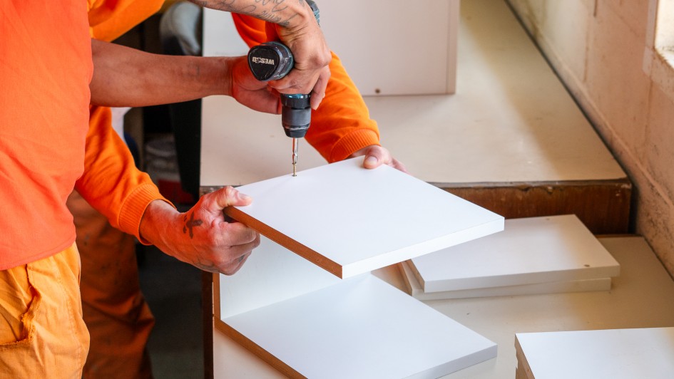 Apenados fabricam nichos decorativos para ambientação de espaços   set24