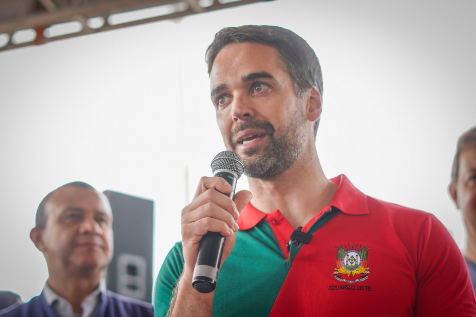Leite no ato de entrega de casas em Estrela