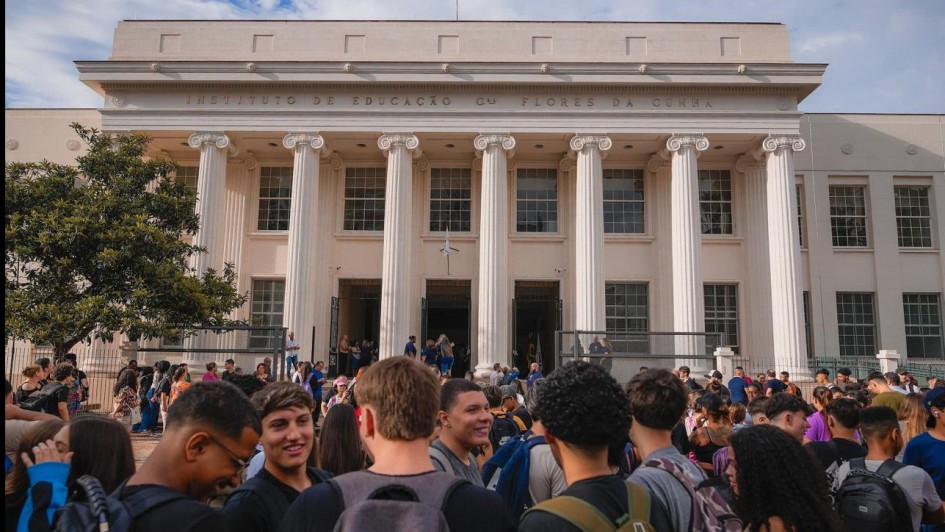 Estudantes diante da entrada do prédio no primeiro dia após reforma Instituto Estadual Flores da Cunha.