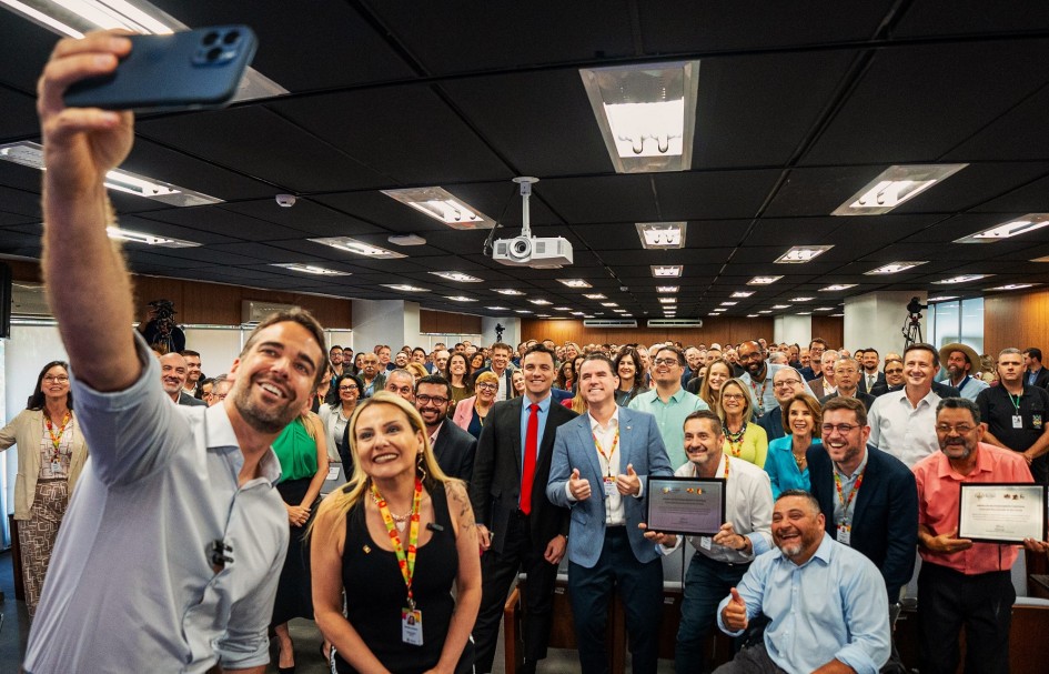 Leite com o celular fazendo uma selfie com toda a plateia de servidores que assistiram à premiação.