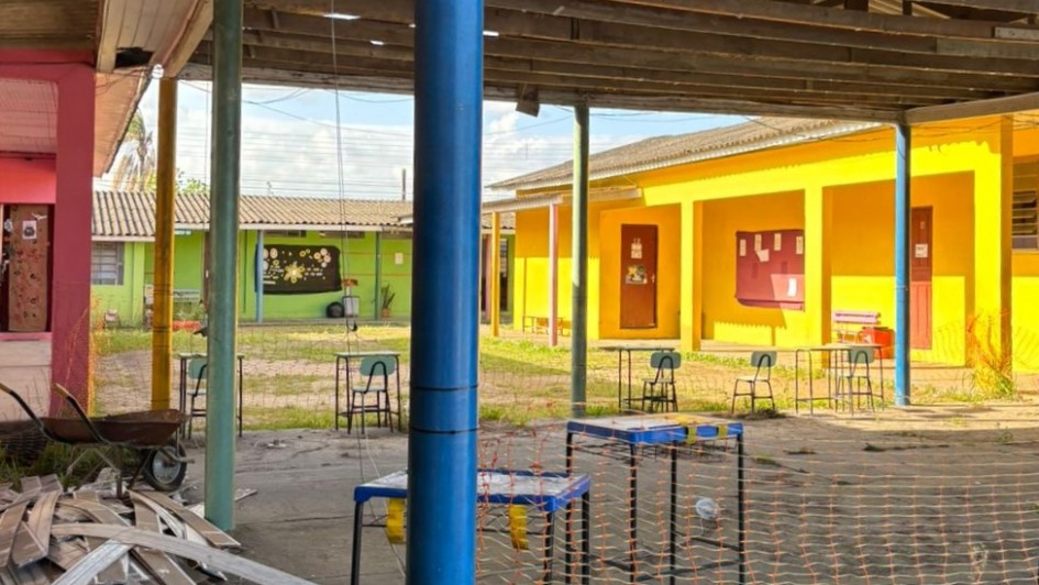 Imagem do pátio interno da Escola Doutor Fagundes, em Pelotas