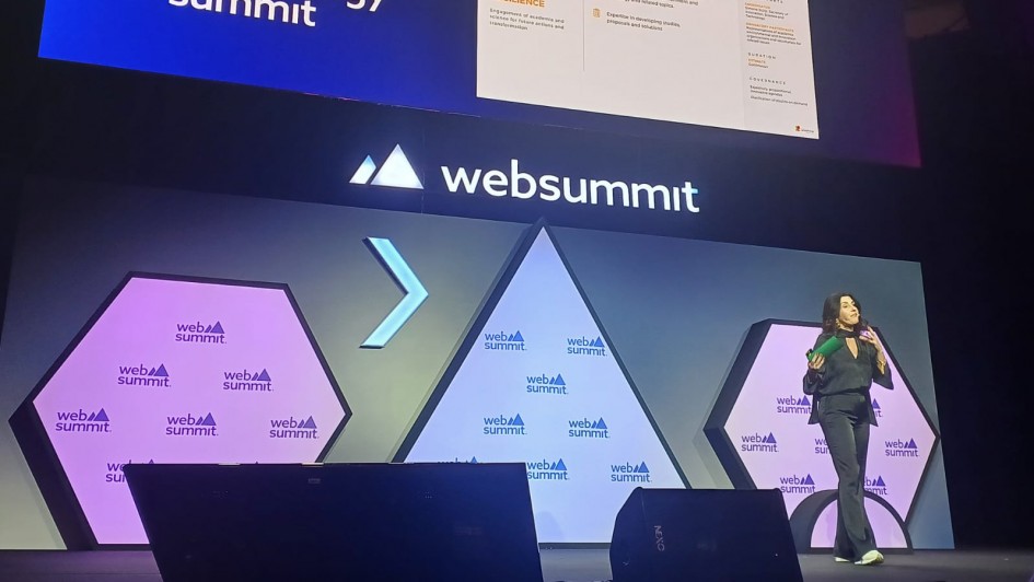 Secretária Simone Stulp em palestra no Web Summit