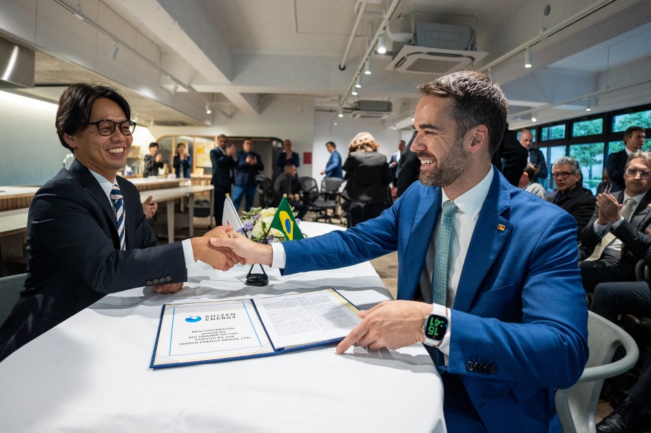 Leite apertando a mão de um executivo japonês após a assinatura de uma acordo.