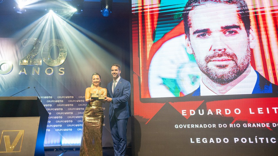 Eduardo Leite recebe homenagem legado político Revista Voto DEZ 2024