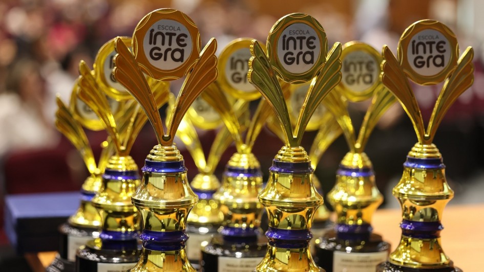 Close dos troféus do Prêmio Escola Íntegra 2024